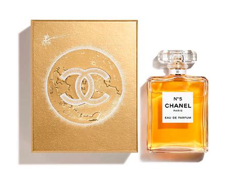 Behind the scenes of the Chanel No5 Christmas 